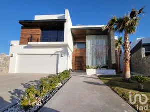 NEX-247325 - Casa en Venta, con 4 recamaras, con 4 baños, con 591 m2 de construcción.