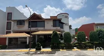 NEX-217699 - Casa en Venta, con 4 recamaras, con 5 baños, con 750 m2 de construcción.