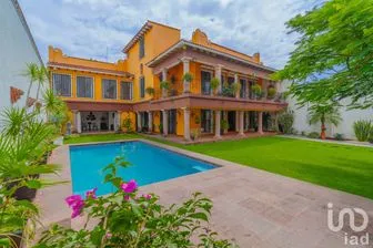 NEX-235156 - Casa en Venta, con 7 recamaras, con 9 baños, con 600 m2 de construcción.