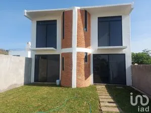 NEX-238012 - Casa en Venta, con 4 recamaras, con 3 baños, con 159 m2 de construcción.