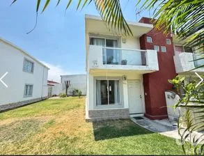 NEX-250674 - Casa en Venta, con 3 recamaras, con 2 baños, con 98 m2 de construcción en Rinconada de Xochitepec, CP 62790, Morelos.