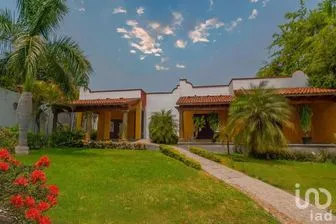 NEX-285618 - Casa en Venta, con 4 recamaras, con 3 baños, con 250 m2 de construcción.