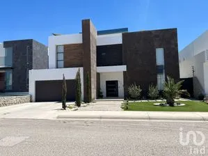 NEX-204079 - Casa en Renta, con 4 recamaras, con 4 baños, con 395 m2 de construcción en Misión de los Lagos, CP 32668, Chihuahua.