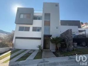 NEX-241288 - Casa en Venta, con 3 recamaras, con 4 baños, con 379 m2 de construcción.