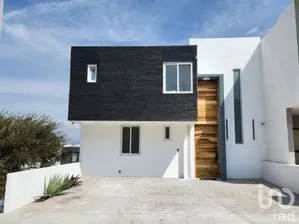 NEX-204238 - Casa en Venta, con 4 recamaras, con 4 baños, con 240 m2 de construcción.