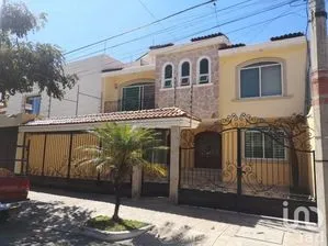 NEX-244668 - Casa en Venta, con 4 recamaras, con 5 baños, con 550 m2 de construcción.
