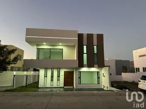 NEX-265820 - Casa en Venta, con 3 recamaras, con 4 baños, con 275 m2 de construcción en Los Robles, CP 45133, Jalisco.