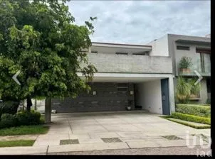 NEX-302457 - Casa en Venta, con 4 recamaras, con 5 baños, con 481 m2 de construcción.