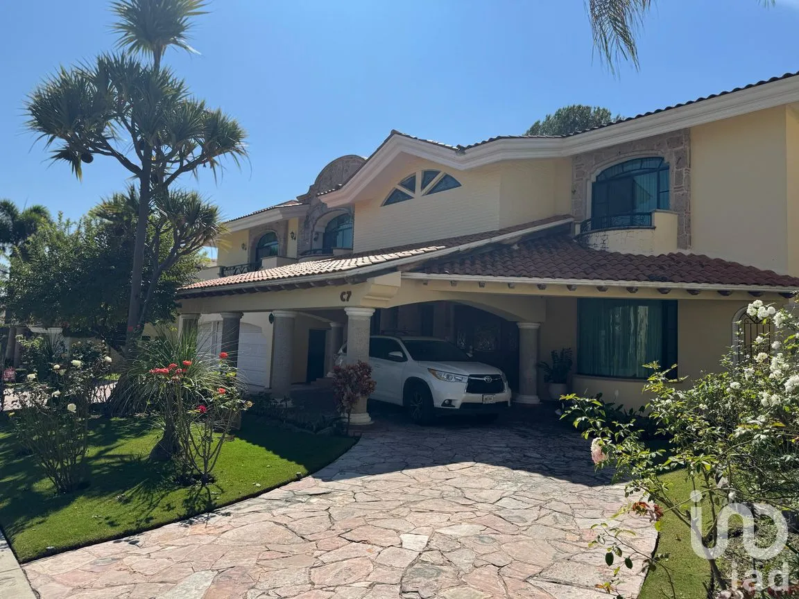 Casa en Venta en Bugambilias, Zapopan, Jalisco | NEX-303557 | iad México | Foto 1 de 15