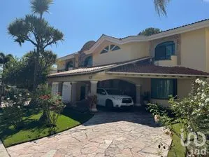 NEX-303557 - Casa en Venta, con 5 recamaras, con 5 baños, con 1100 m2 de construcción.