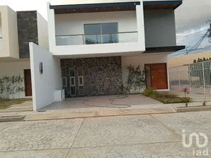 NEX-297812 - Casa en Venta, con 3 recamaras, con 4 baños, con 217 m2 de construcción.