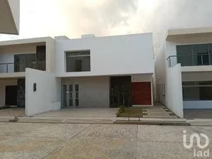 NEX-297822 - Casa en Venta, con 3 recamaras, con 4 baños, con 217 m2 de construcción.