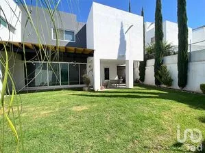 NEX-234936 - Casa en Venta, con 3 recamaras, con 3 baños, con 240 m2 de construcción.