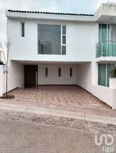 NEX-239413 - Casa en Venta, con 4 recamaras, con 3 baños, con 189 m2 de construcción.