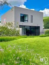 NEX-241940 - Casa en Venta, con 3 recamaras, con 4 baños, con 240 m2 de construcción.