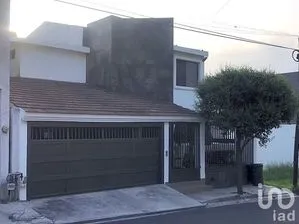 NEX-253213 - Casa en Venta, con 4 recamaras, con 3 baños, con 405 m2 de construcción.