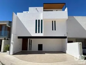 NEX-262845 - Casa en Venta, con 4 recamaras, con 4 baños, con 310 m2 de construcción.
