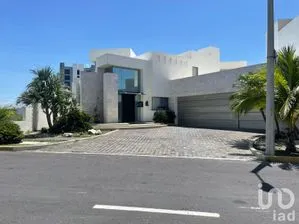 NEX-214746 - Casa en Venta, con 3 recamaras, con 4 baños, con 650 m2 de construcción.