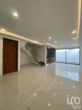NEX-243388 - Casa en Venta, con 4 recamaras, con 4 baños, con 225 m2 de construcción.