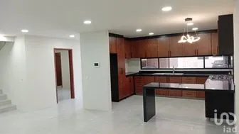 NEX-303288 - Casa en Venta, con 4 recamaras, con 4 baños, con 225 m2 de construcción.