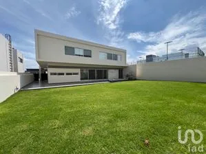 NEX-306032 - Casa en Venta, con 3 recamaras, con 4 baños, con 490 m2 de construcción.