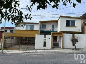 NEX-253842 - Casa en Venta, con 3 recamaras, con 3 baños, con 329 m2 de construcción en Contry la Silla, CP 67173, Nuevo León.
