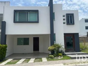 NEX-260849 - Casa en Renta, con 3 recamaras, con 3 baños, con 340 m2 de construcción.