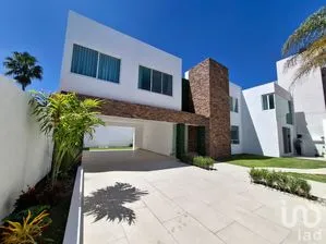 NEX-289572 - Casa en Venta, con 3 recamaras, con 4 baños, con 351 m2 de construcción en La Concepción, CP 72837, Puebla.