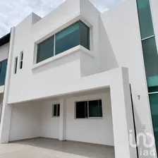 NEX-300846 - Casa en Renta, con 3 recamaras, con 2 baños, con 320 m2 de construcción.