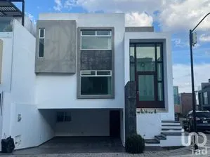 NEX-300995 - Casa en Renta, con 3 recamaras, con 4 baños, con 280 m2 de construcción.