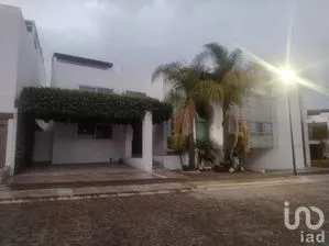 NEX-302671 - Casa en Venta, con 4 recamaras, con 4 baños, con 320 m2 de construcción.