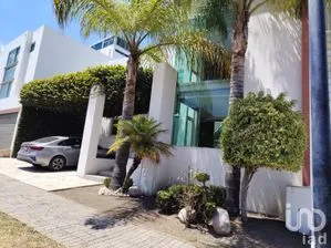 NEX-302671 - Casa en Venta, con 4 recamaras, con 4 baños, con 320 m2 de construcción.