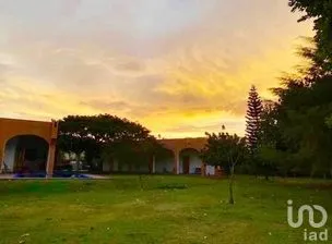 NEX-213731 - Casa en Venta, con 4 recamaras, con 4 baños, con 550 m2 de construcción.