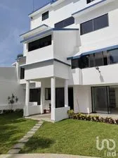 NEX-241442 - Casa en Venta, con 5 recamaras, con 7 baños, con 600 m2 de construcción.