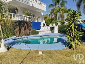 NEX-262963 - Casa en Venta, con 5 recamaras, con 4 baños, con 800 m2 de construcción.