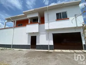 NEX-287131 - Casa en Venta, con 4 recamaras, con 3 baños, con 250 m2 de construcción.