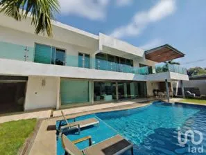 NEX-290010 - Casa en Venta, con 4 recamaras, con 4 baños, con 358 m2 de construcción.