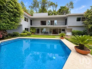 NEX-306354 - Casa en Venta, con 4 recamaras, con 4 baños, con 529 m2 de construcción.