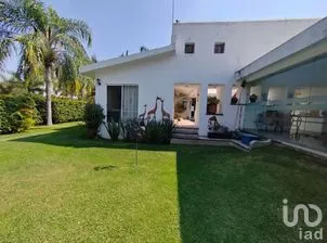 NEX-306880 - Casa en Renta, con 8 recamaras, con 5 baños, con 404 m2 de construcción.