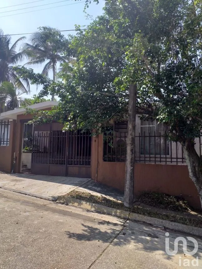 Casa en Venta en Petrolera, Coatzacoalcos, Veracruz de Ignacio de la Llave | NEX-5231 | iad México | Foto 1 de 15