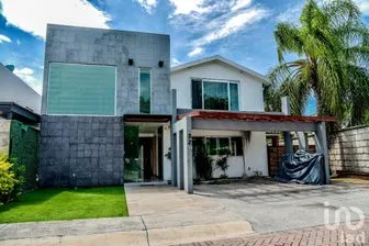 NEX-217646 - Casa en Venta, con 4 recamaras, con 3 baños, con 355 m2 de construcción.