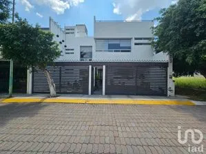 NEX-233559 - Casa en Venta, con 4 recamaras, con 4 baños, con 380 m2 de construcción.