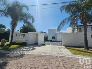 NEX-233971 - Casa en Venta, con 4 recamaras, con 3 baños, con 402 m2 de construcción.