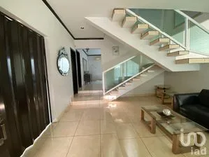 NEX-243018 - Casa en Venta, con 3 recamaras, con 4 baños, con 300 m2 de construcción.