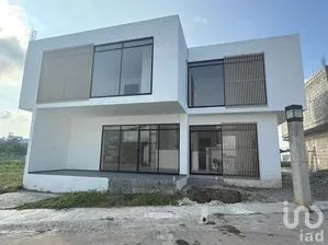 NEX-262602 - Casa en Venta, con 3 recamaras, con 3 baños, con 259 m2 de construcción en Campestre Arenal, CP 29057, Chiapas.