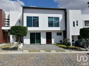 NEX-236511 - Casa en Renta, con 3 recamaras, con 2 baños, con 216 m2 de construcción en Lomas de Angelópolis, CP 72830, Puebla.