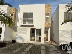 NEX-205036 - Casa en Venta, con 3 recamaras, con 2 baños, con 140 m2 de construcción en Supermanzana 318, CP 77536, Quintana Roo.