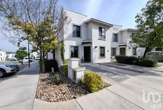 NEX-255755 - Casa en Venta, con 4 recamaras, con 3 baños, con 126 m2 de construcción.