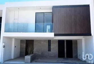 NEX-255419 - Casa en Venta, con 3 recamaras, con 3 baños, con 319 m2 de construcción.