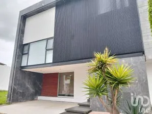 NEX-255681 - Casa en Venta, con 4 recamaras, con 4 baños, con 398 m2 de construcción.